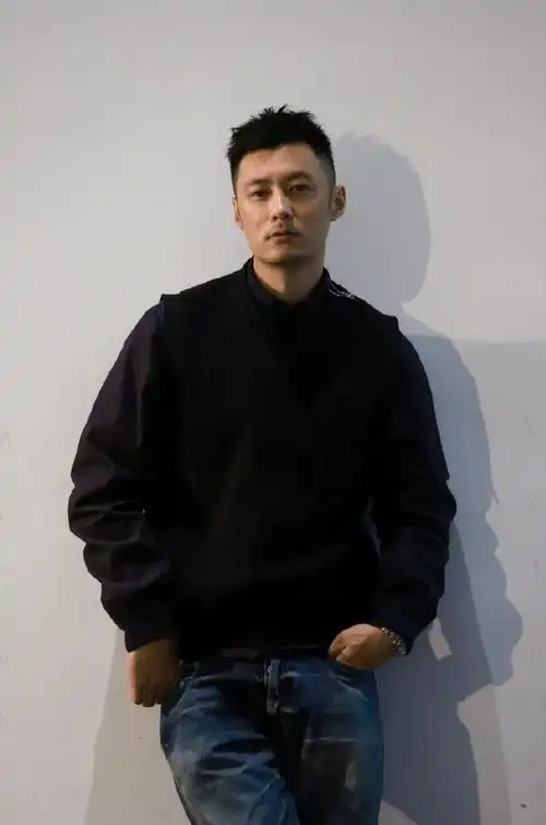 准爸爸余文乐出席活动,红袜子抢镜,网友:大小眼越来越明显了