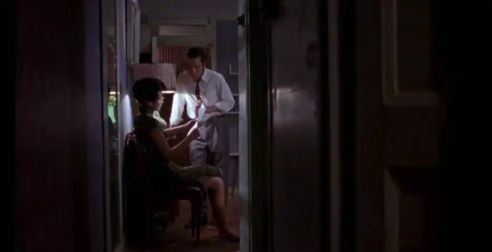 原创花样年华低调光影中的暧昧色彩王家卫电影摄影构图美学