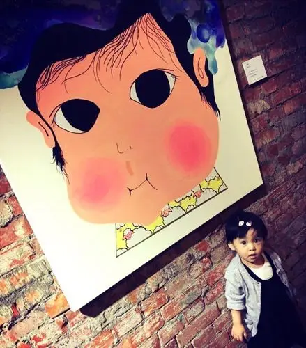 萌!咘咘挤眉弄眼超可爱 梳齐头帘变小美女