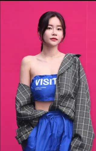 aoa徐酉奈穿着蓝色字母抹胸搭配束腿裤外搭格纹西装外套