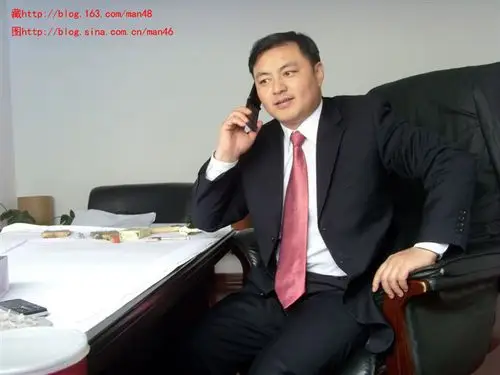 西装胖熊熟男_他长得怎样?