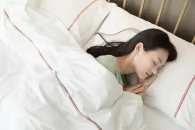 年轻女生躺在床上睡觉