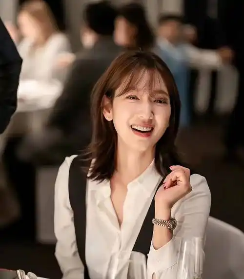 朴信惠晒短发随拍美照,容貌大变认不出,网友劝其不要再整容了_角色