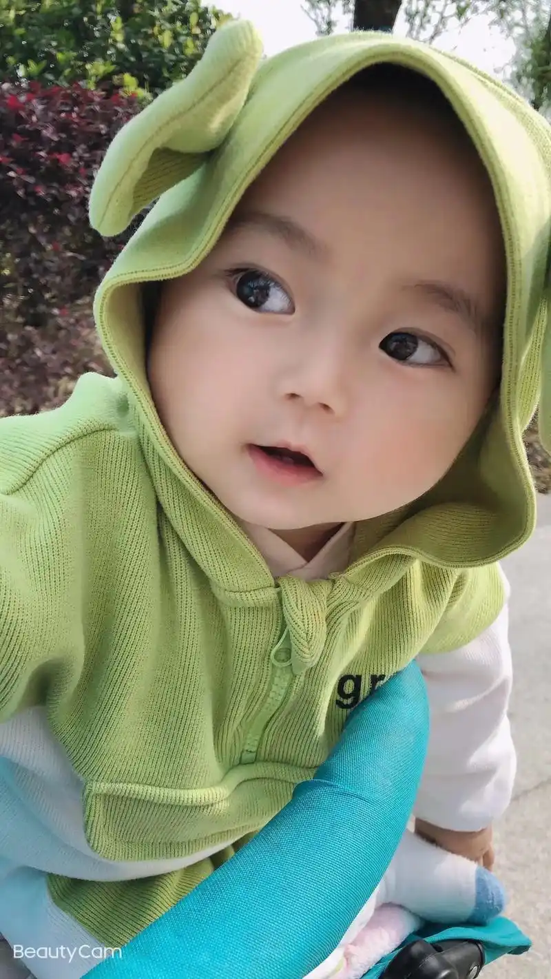 疫情下的可爱瞬间 翻到了臭蛋小时候的照片真可爱!胖乎乎圆滚 - 抖音