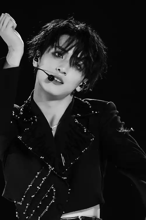 严浩翔solo舞台露腰