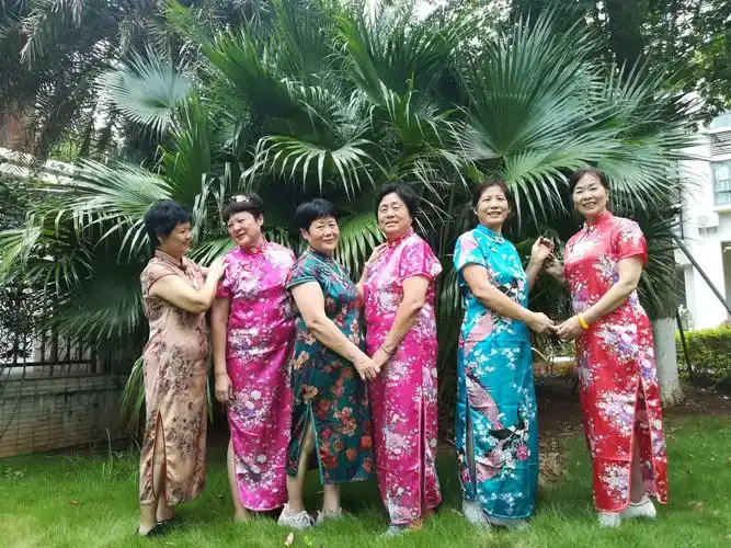 大妈们的旗袍秀