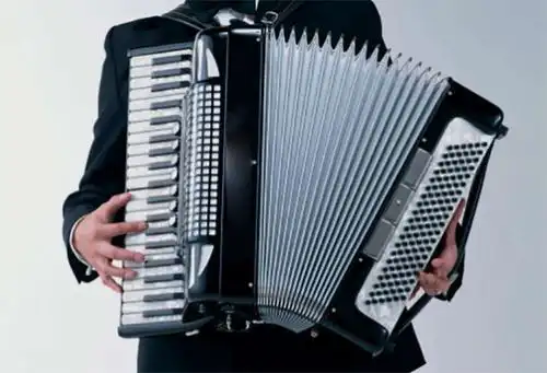 选一把好手风琴 来演绎战火青春共同追忆似水逝芳华