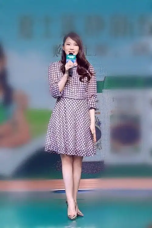 伊能静脸部松弛太明显了包装再多扮的再嫩还是老态明显