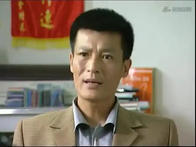 插翅难逃:阿浩陪阿丽来阿佑家拿东西,不料阿佑不让阿浩上去