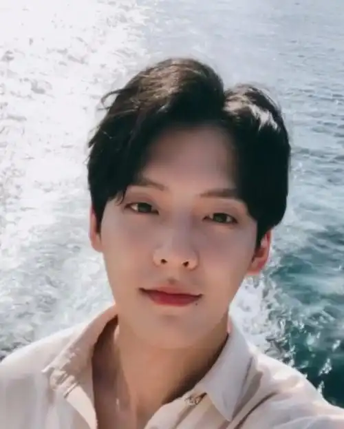 > 李旼赫  #btob##李旼赫#  ins 更新1则 2p 2影片  05-12  00:02