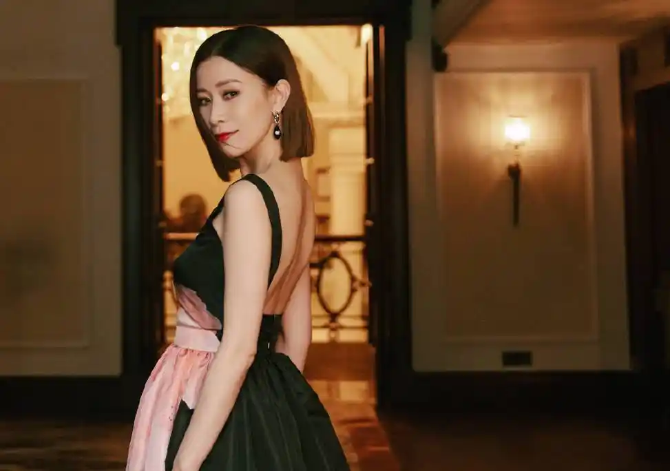 佘诗曼穿深色印花吊带裙美照曝光 又御又撩状态好