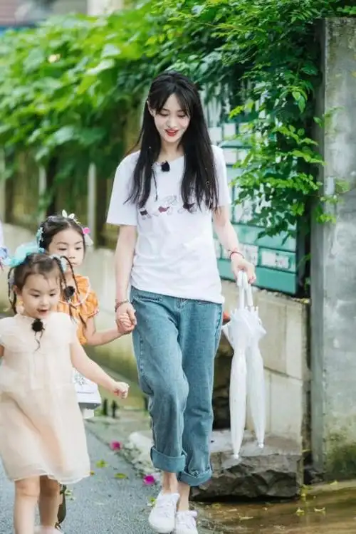 郑爽直播迟到一小时全程戴着口罩没露脸女主播说话小心怕得罪