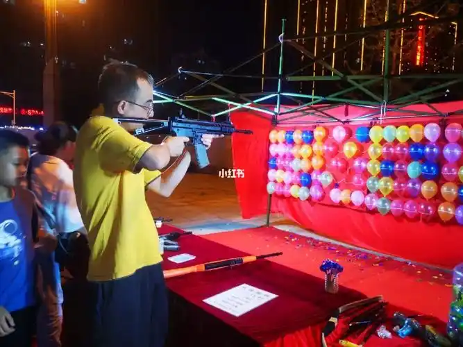 夜市有好多打气球的,电视剧毒茶一直想让我的兵哥哥横扫全场,然后我抱