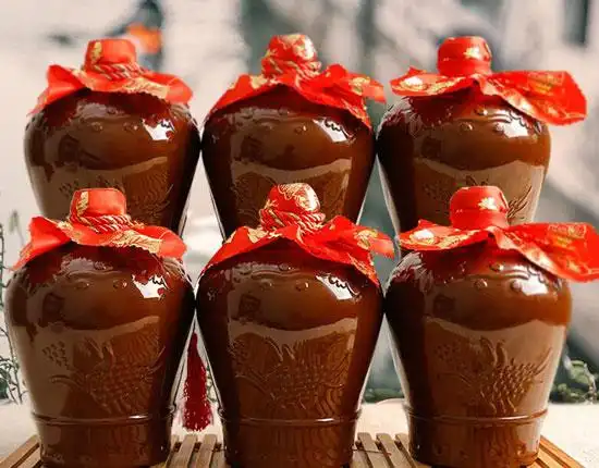 绍兴黄酒介绍:绍兴,是中国黄酒的发源地,这里天然的气候条件适合酿制