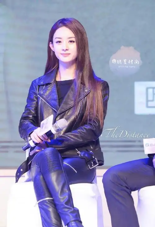 赵丽颖这一套黑色皮衣皮裤,真是美翻了,可爱之下带了几分霸气!