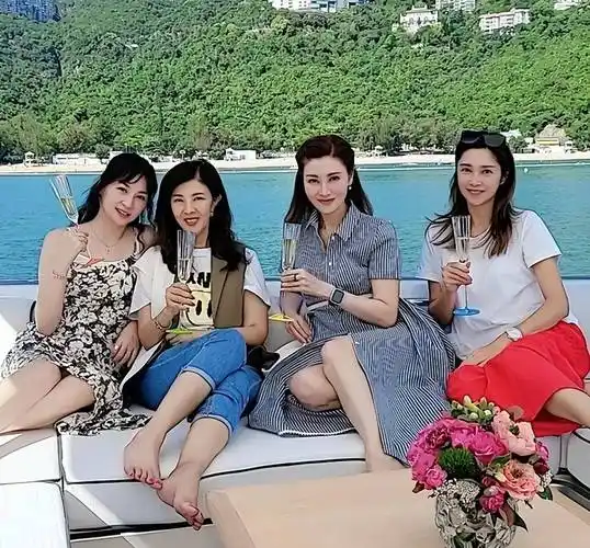 李嘉欣穿衬衫裙喝酒秀身材,打扮惊艳似选美现场_女性_裙装_时尚
