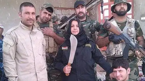 视频中的小男孩穿过游乐场,从一位成人恐怖分子手中接过手枪,将手枪