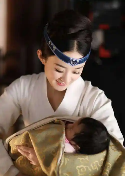 明星有多豪?赵丽颖生子,大金锁镶钻石照片流出