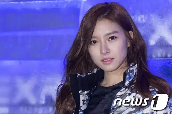 我们结婚了金素恩少女时代齐现身侑莉不怕冷秀美腿组图6