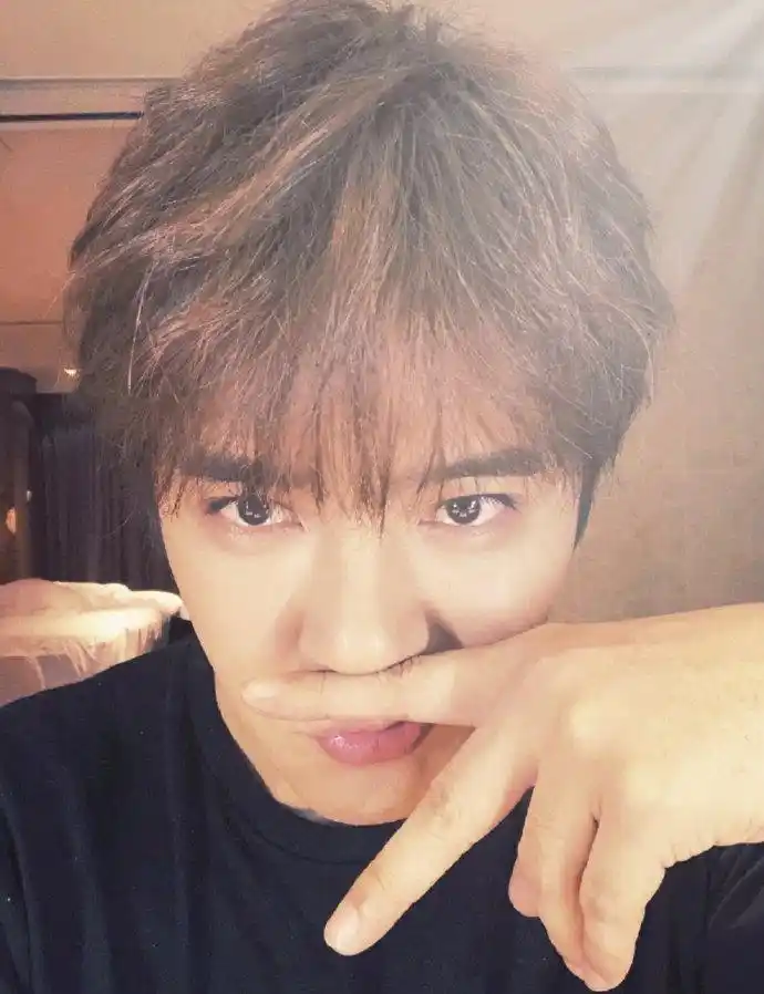 罗志祥对镜自拍帅气依旧超冻龄比耶呲牙搞怪逗趣