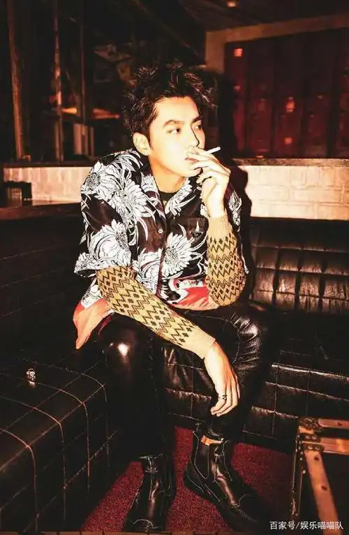 吴亦凡吸烟粉丝暖心表白,王源吸烟铁粉变路人