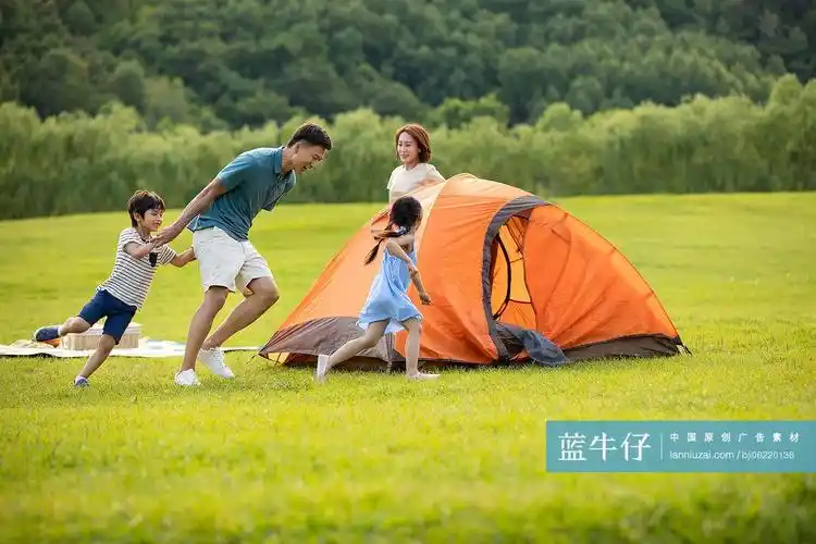 快乐的年轻家庭在户外露营