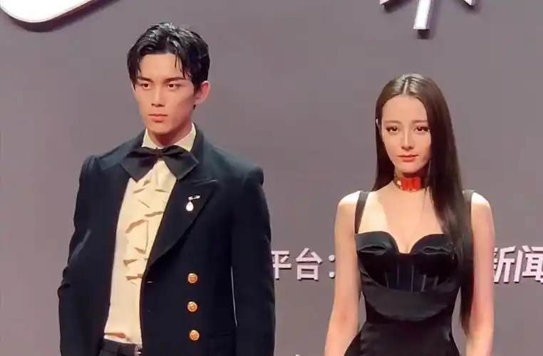 迪丽热巴吴磊刘宇宁红毯