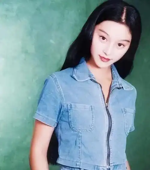 范冰冰72岁父亲参加网红婚礼,行为引发争议