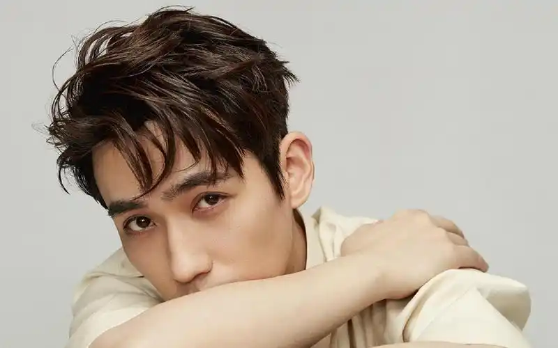 绅士男孩朱一龙时尚帅气阳光写真,大陆明星-回车桌面