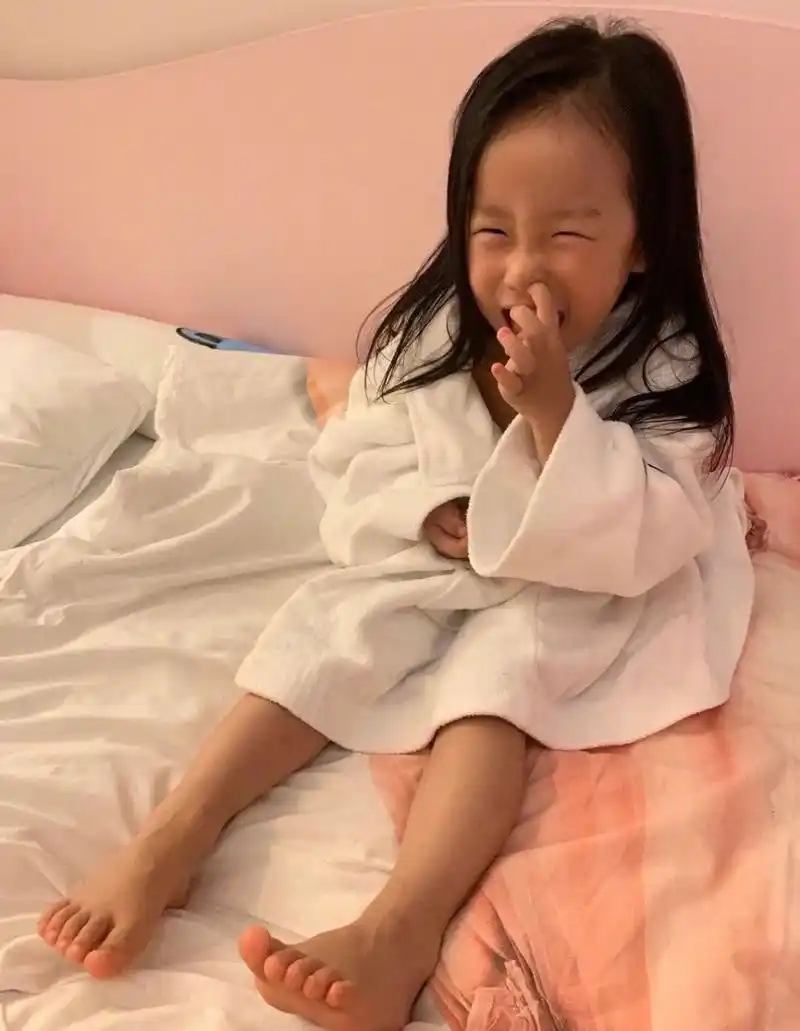 伊能静女儿近况曝光,5岁小米粒商场玩单车,父亲秦昊陪同照顾