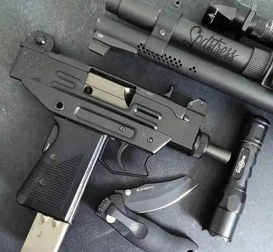 采用和uzi9mm冲锋枪相同结构的衍生枪型有,uzi9mm轻型冲锋枪,uzi9mm