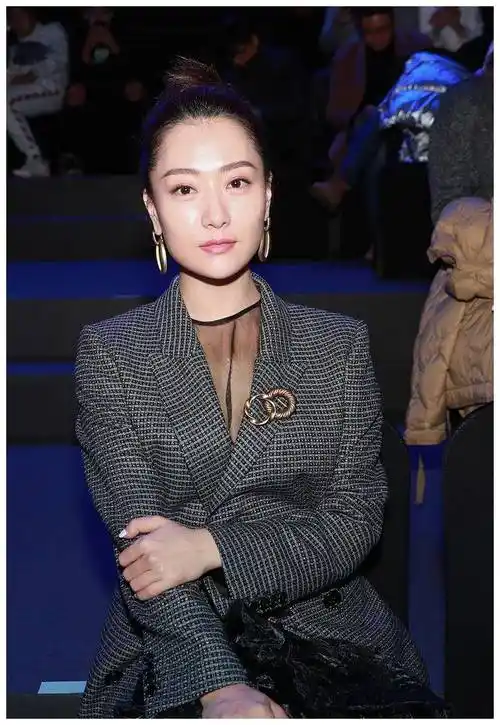 33岁白冰丸子头显高挑穿格纹西装裙套装叠穿黑纱裙太优雅