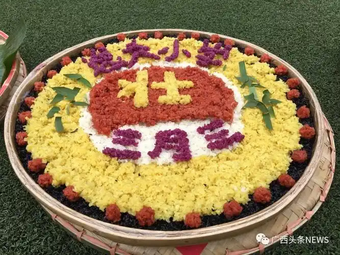 拼盘色香味俱全,红鸭蛋,簸箕宴,血肠,竹筒饭等学生和家长们用五色糯米