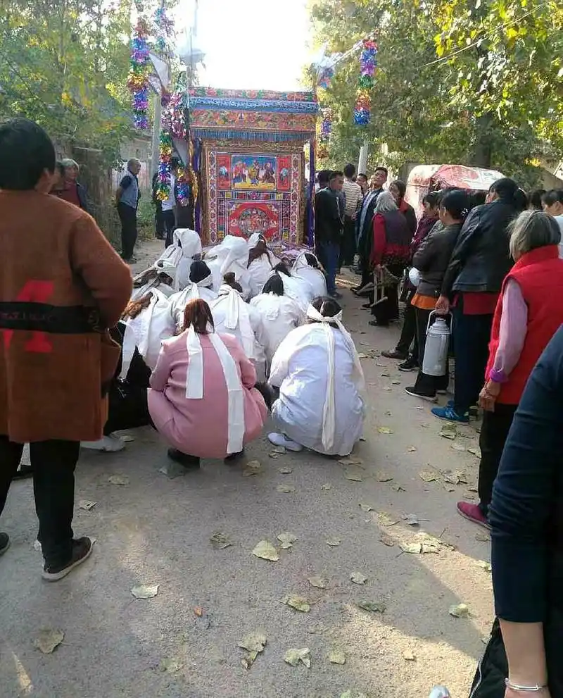 实拍农村出殡全过程,解乡村丧葬习俗,村民传统风俗送别至亲__财经头条