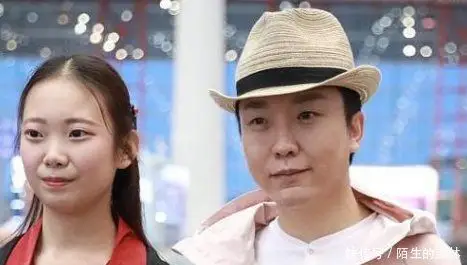 40岁李玉刚近照,台上台下判若两人,混血"女儿"特别漂亮!