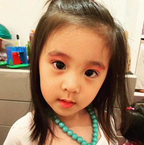 贾静雯自曝女儿咘咘患眼疾先天遗传600度弱视高龄产妇不容易