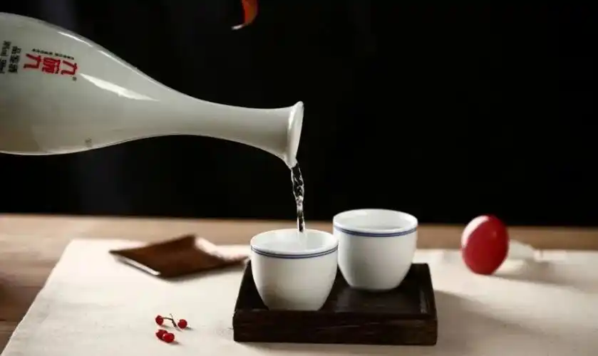 倒酒礼仪和技巧都在这了