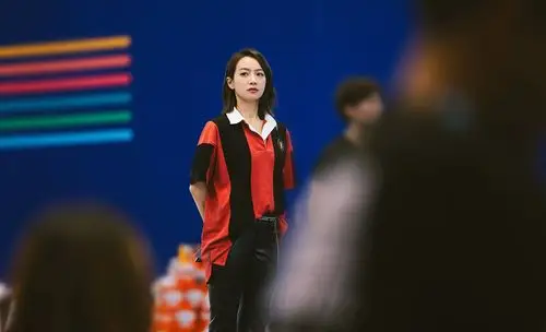 宋茜主持《超新星全运会》 polo衫搭配皮裤诠释运动系前卫