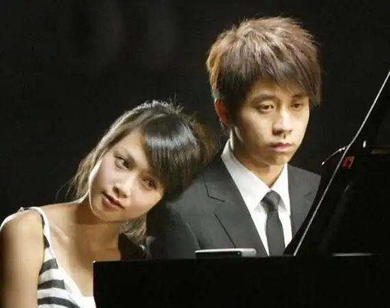 光良《童话》mv女主角是宋智爱,她的原名叫郑佳瑜,1984年出生在台湾