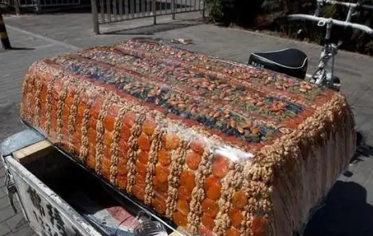 但是因为有了这些切糕党的存在,买糕就成了一件很危险的事情,所以人们