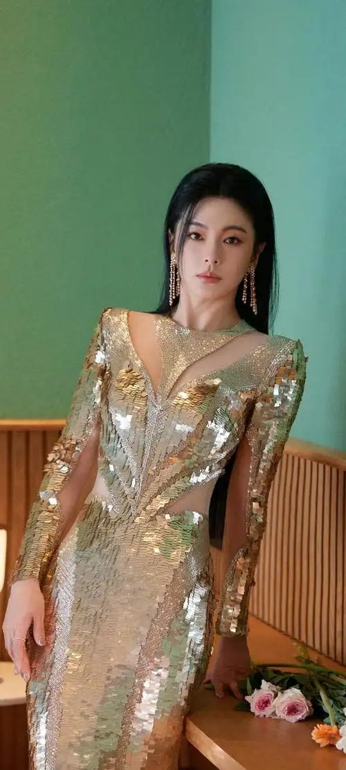 她的美丽与气质,无疑是当下娱乐圈中的一股清流.