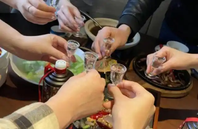 饭店里朋友喝酒为啥寻常人都空手去喝酒老手却自带酒水有原因