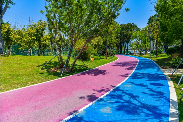 我市再添一条彩色步道 位于光明港公园南岸,蓝红相间_腾讯新闻