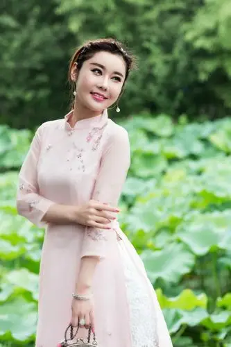 荷花池边白裙气质美而端庄的美女多图