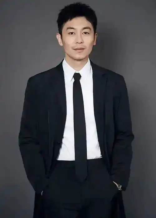 朱亚文回老家拍广告,穿搭休闲打扮帅气,本人气场非常温和