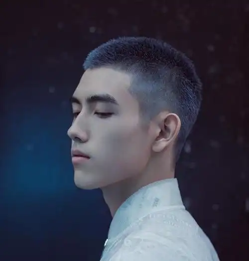 陈飞宇首次蓝灰色寸头亮相dior冬季秀场