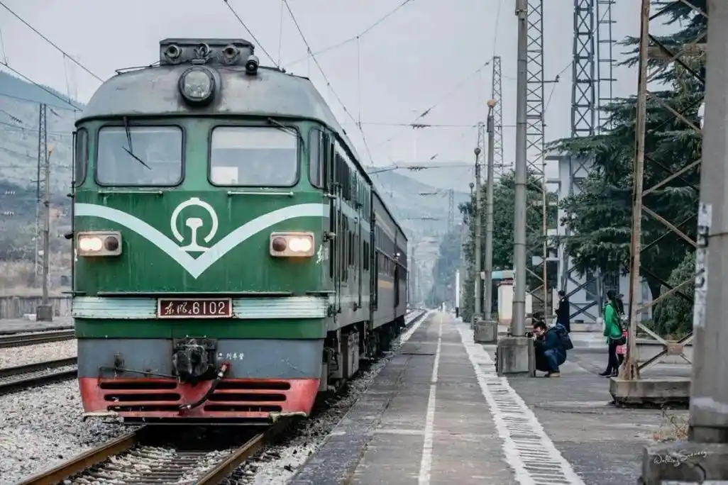 郴州火车站丨每个人的心中都有一辆绿皮火车,它开往你心中的远方