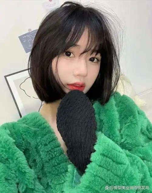 夏天剪一款这样的短发,真的好看又减龄,非常简约又百搭的漫画短发给人