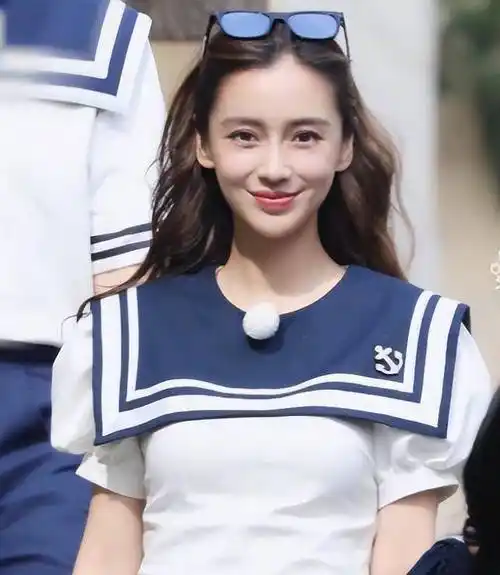 杨颖吸烟又曝光,曾多次被拍,影响健康形象,黄晓明也没能改变她_烟民