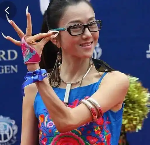 原创杨丽萍的指甲那么长上厕所怎么办